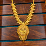 Gold Polish Guarantee Neckset